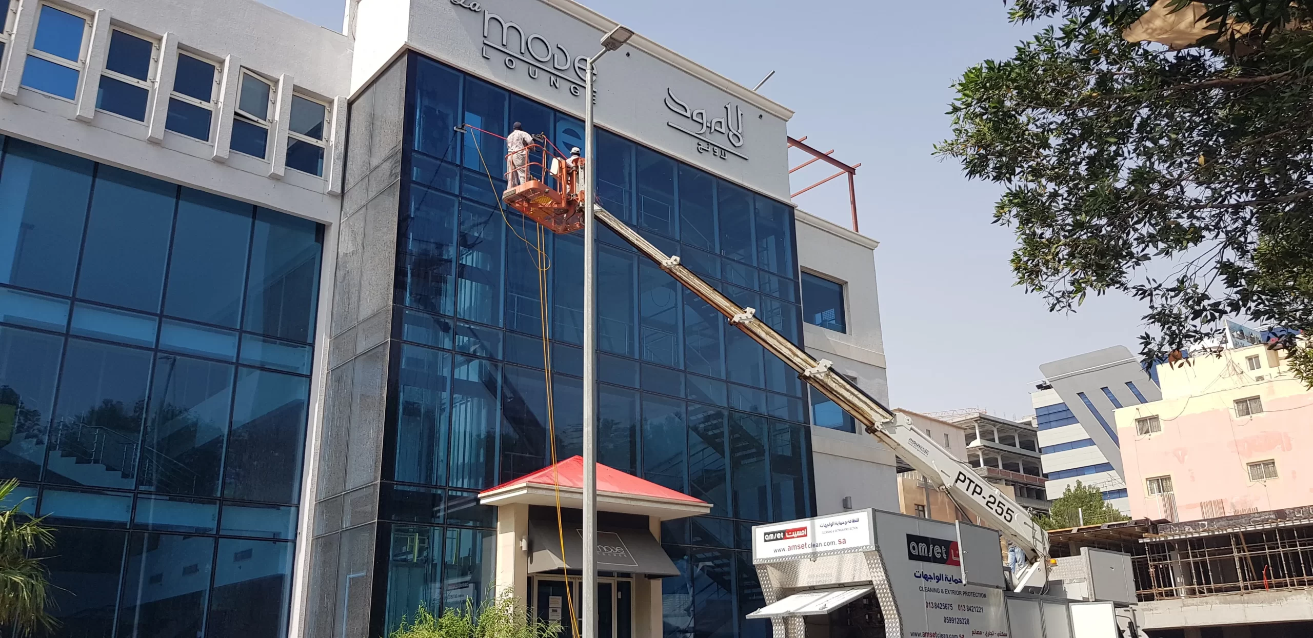 نظافة واجهات زجاج والمنيوم