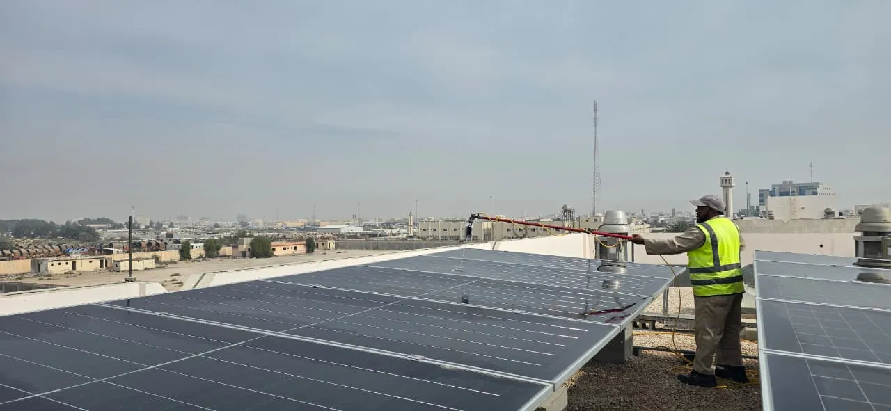 نظافة الواح الطاقة الشمسية